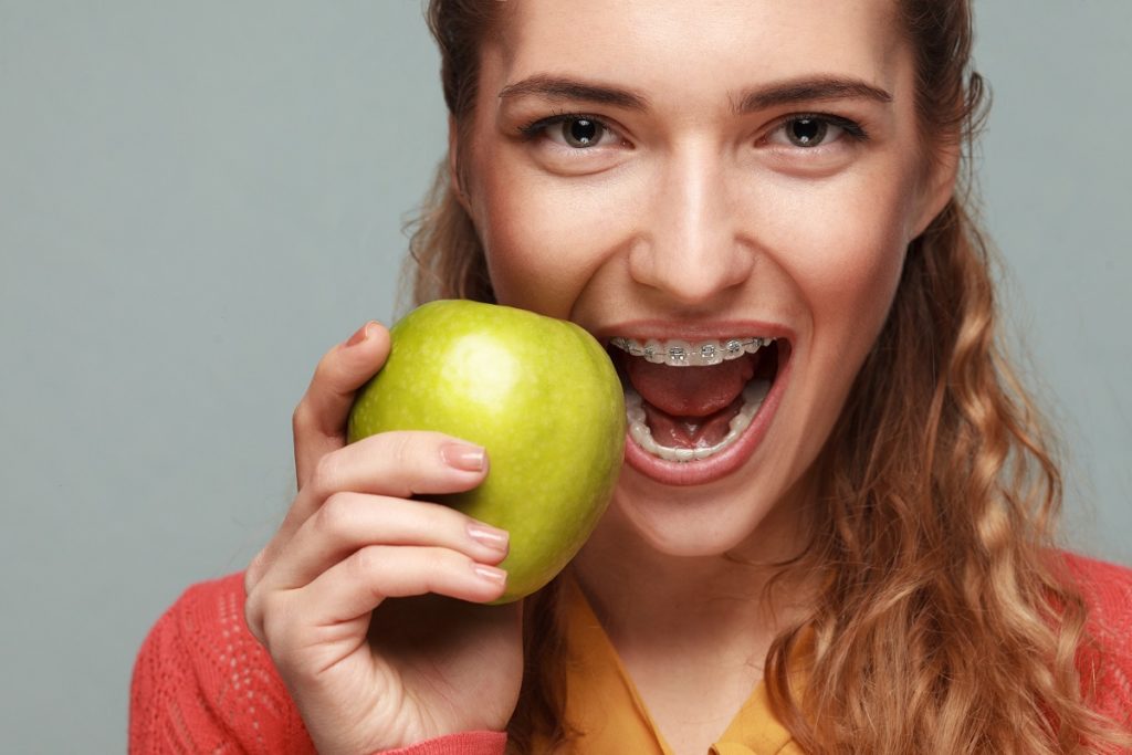 woman eating apple