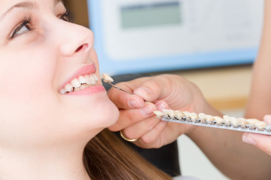 checking the color of the teeth