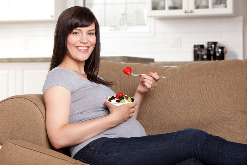 pregnant woman eating fruits