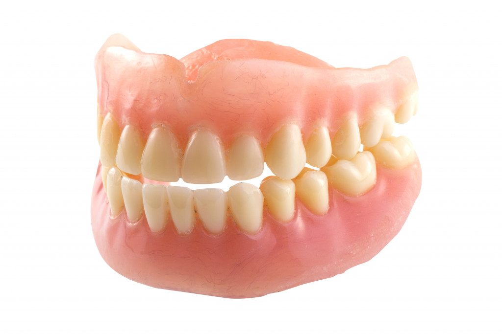 An image of full dentures on white background