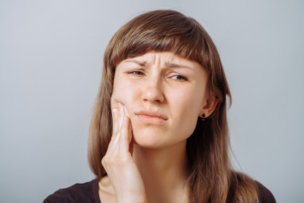 woman feeling pain in her teeth